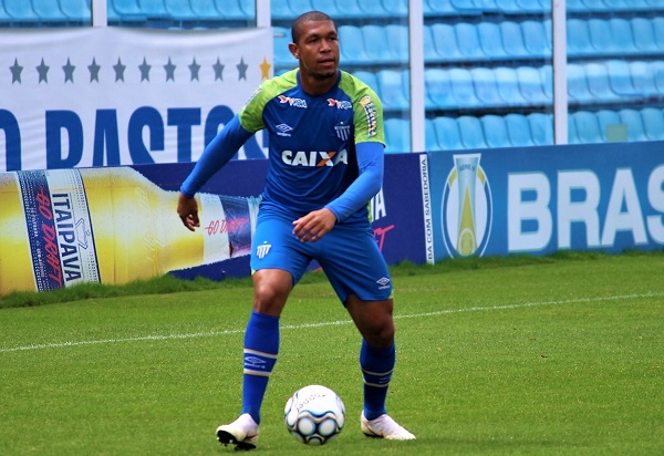 O centroavante Rodrigão, em treino do Avaí