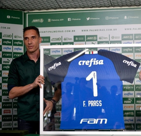 Fernando Prass e uma das camisas leiloadas