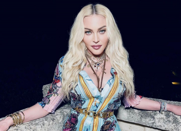 Madonna aos 63 continua abusada e fashion