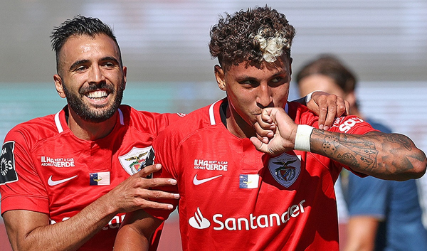 Crysan (à direita) comemora gol