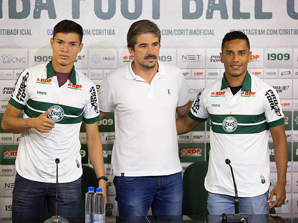 O ponta Lucas Tocantins, o diretor Rodrigo Pastana e o lateral Diogo Matheus