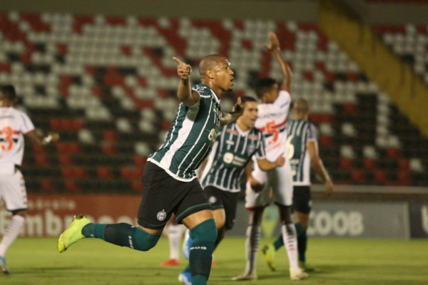 Rodrigão comemora o gol do Coritiba sobre o Botafogo-SP