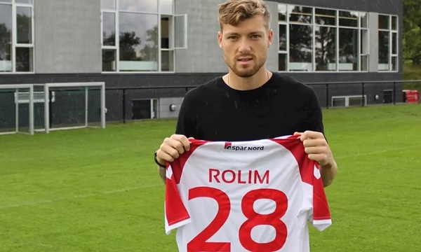 Yann Rolim com a camisa do Aalborg, da Dinamarca