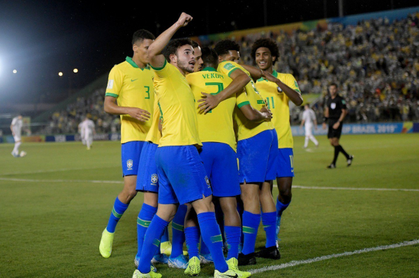 Brasileiros comemoram gol