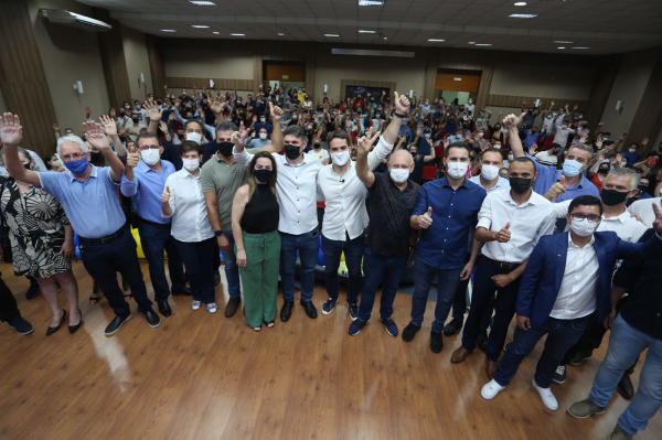 O governador do RS, Eduardo Leite, com líderes do PSDB do Paraná: tucano disputa indicação com mais três pré-candidatos