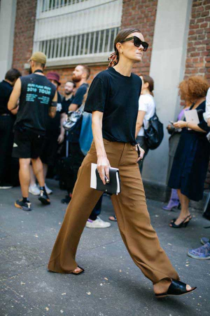 Calça tipo pntalona, camiseta básica e chinelo. Roupa de casa que vai de boa para a semana de moda