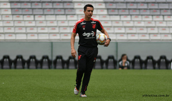 O técnico Eduardo Barros, do Athletico