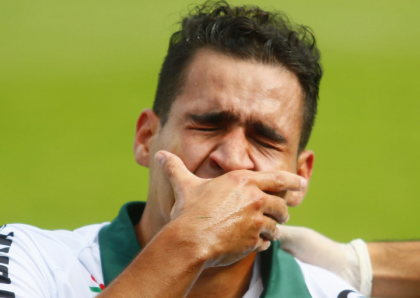 Thiago Lopes chora no gramado do Couto Pereira, ao sofrer lesão, no último domingo