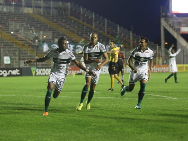 Kelvin, William Matheus e Robson comemoram gol em Pelotas