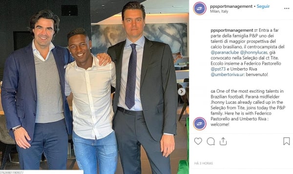 Jhonny Lucas (ao centro) com representantes da P&P Sport Management, em Milão