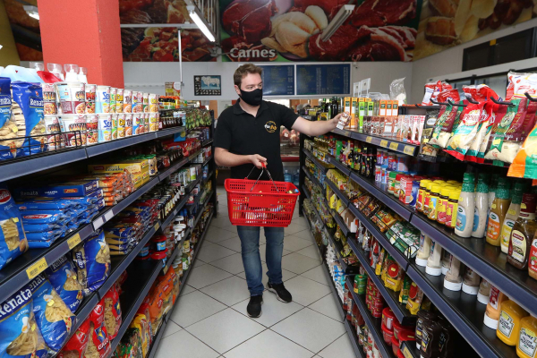 Compras presenciais ainda são as preferidas, mas o online vem na cola
