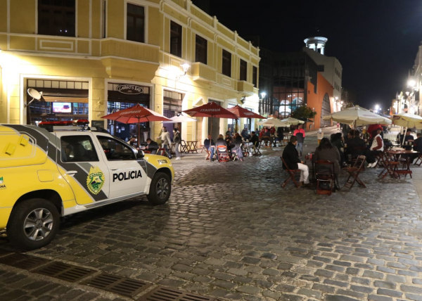 Fiscalização no Largo da Ordem, no Centro Histórico de Curitiba