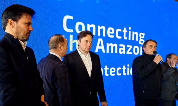 Elon Musk (ao centro) e Bolsonaro (à direita)