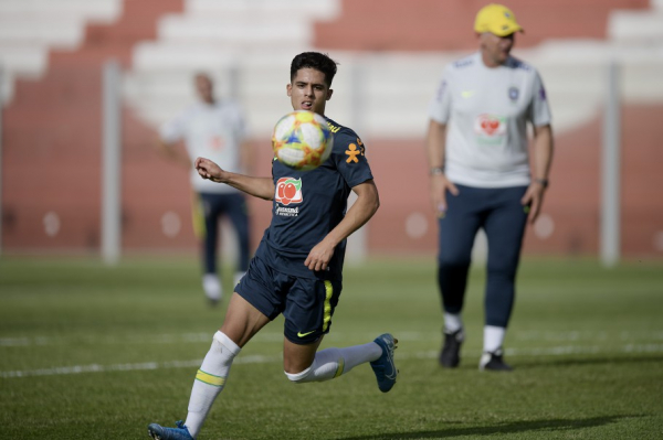 Yan Couto com a camisa da seleção brasileira
