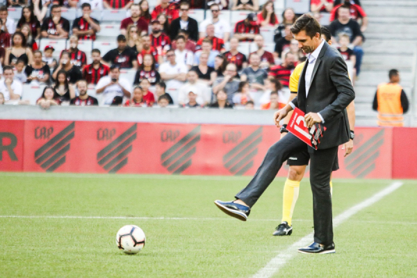Paulo André, hoje diretor do Athletico