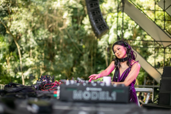 A DJ Eli Iwasa é referência nacional em música eletrônica: apresentação marcada para este sábado
