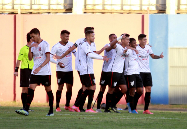 Jogadores do Athletico comemora gol na Vila Capanema
