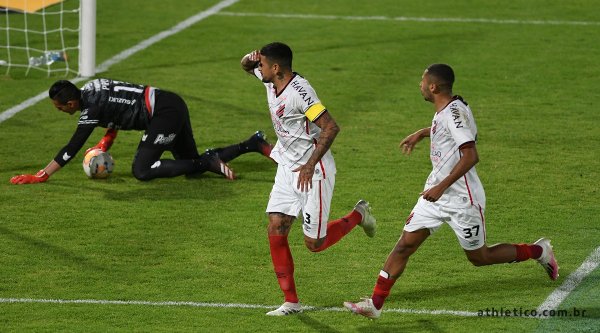 Lucho González comemora gol contra o Wilstermann, em Cochabamba: única vitória na altitude da história do clube