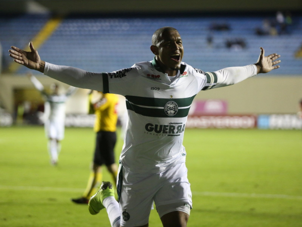 Rodrigão comemora seu décimo gol na Série B
