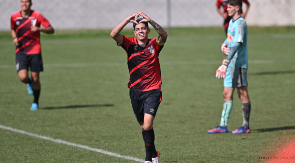 Kawan comemora gol pelo sub-20 do Athletico