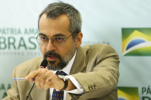 Weintraub: ministro diz que presidente da França busca apoio do lobby agrícola francês