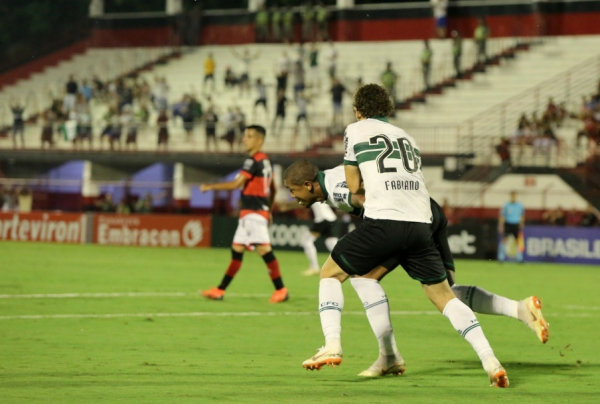 Rodrigão comemora gol sobre o Atlético-GO