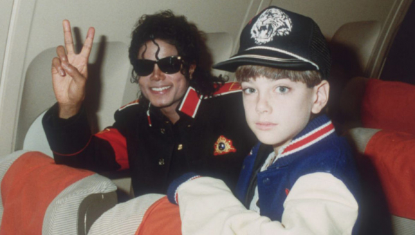 Michael Jackson (à esquerda)
