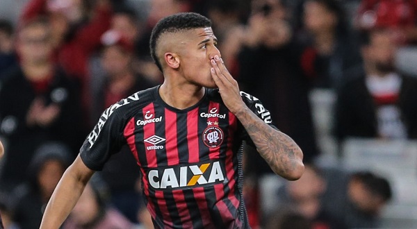 Bergson comemora gol na Arena da Baixada