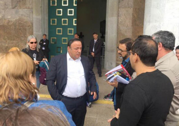 Deputado Hussein Bakri (PSD) conversa com servidores