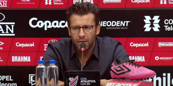 O técnico Alberto Valentim, do Athletico