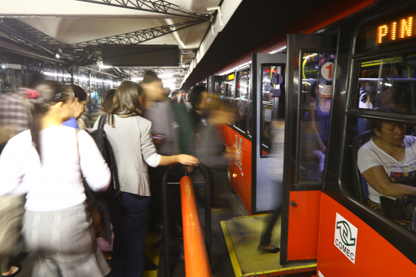 Ônibus e festas com álcool são onde mais acontecem casos de importunação sexual