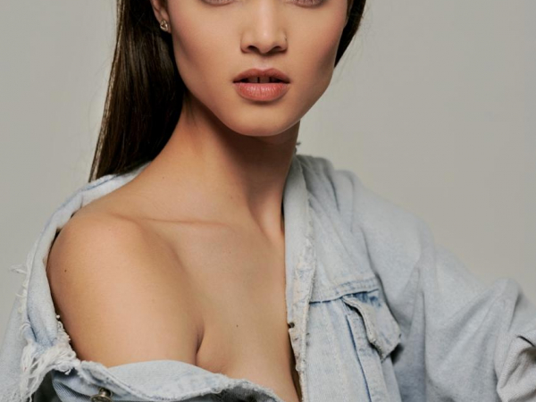 Belíssima e com apenas 17 anos, a modelo Emily Mayara, natural de Pinhais, da agência Forum, embarca para Milão