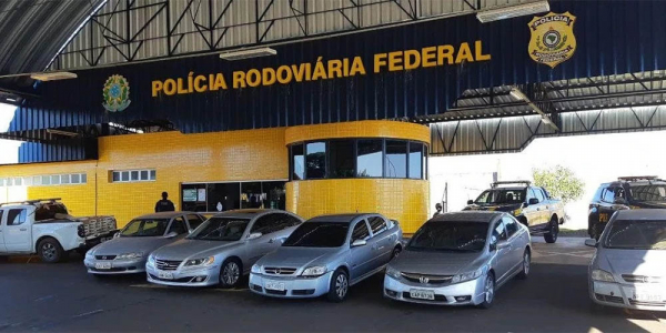 Os carros apreendidos pela PRF