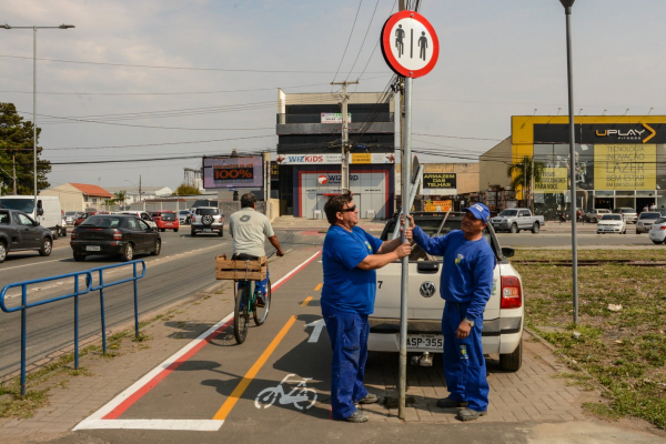 Placas são instaladas no trajeto de 2 km no sentido Autódromo-Piraquara