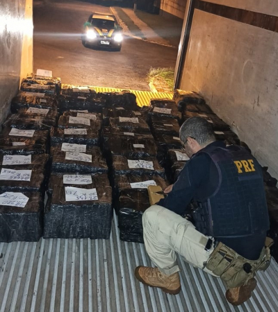 Policial rodoviário com a droga apreendida no caminhão