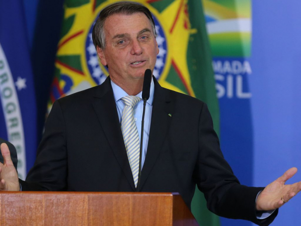 Bolsonaro: "governador que destrói emprego, ele é que deve bancar o auxílio emergencial."