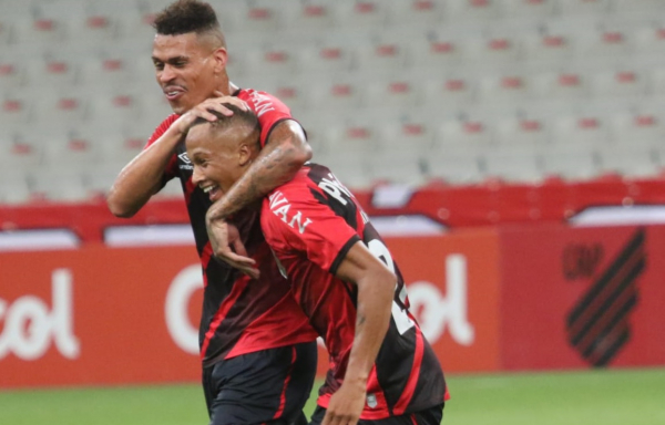 Richard e Vitinho comemoram gol