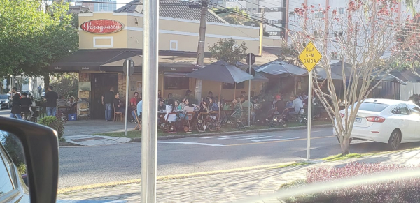Restaurante Paraguassu, no Juvevê, lotado e sem distância entre as mesas