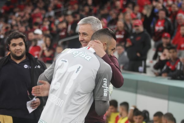 Tiago Nunes cumprimenta Weverton, do Palmeiras, antes do jogo de domingo