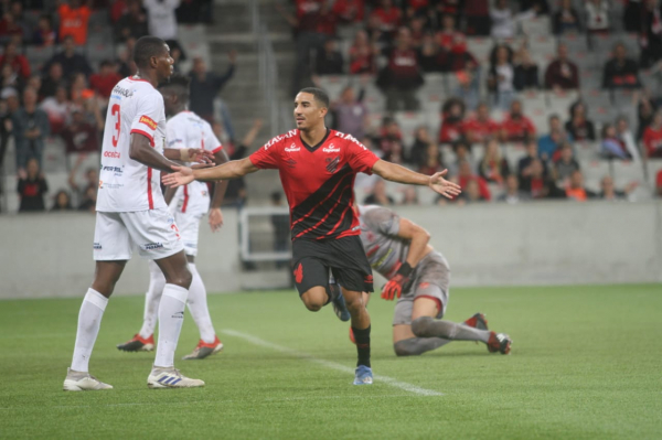 Christian comemora gol sobre o Rio Branco