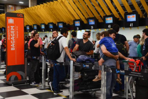 Fila para despachar bagagem em aeroportos