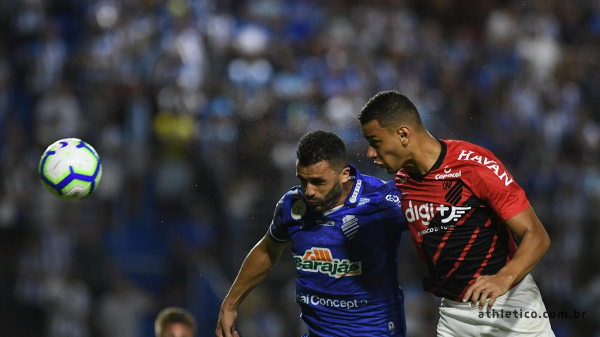 Thonny Anderson cabeceia para marcar gol do Athletico contra o CSA