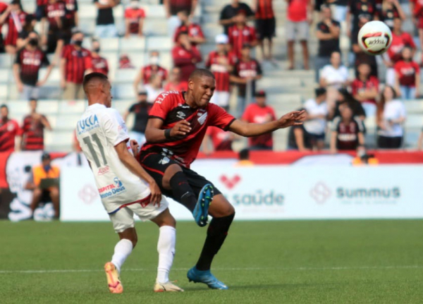 Matheus Felipe. do Athletico, desarma Everton Brito, do Paraná