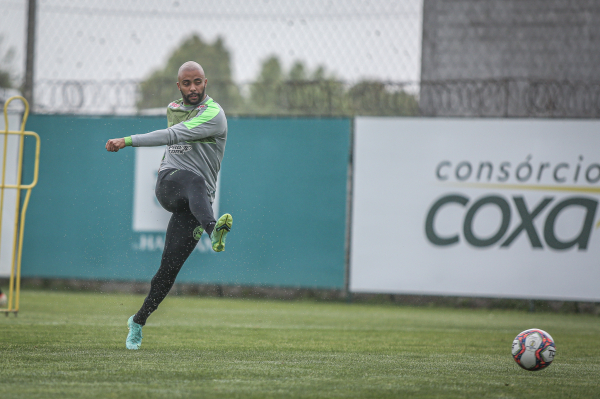 O lateral Romário: única novidade na escalação