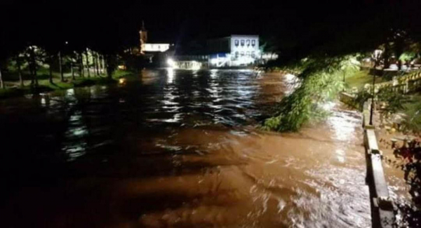 O rio Nhundiaquara, em Morretes, na noite desta sexta-feira