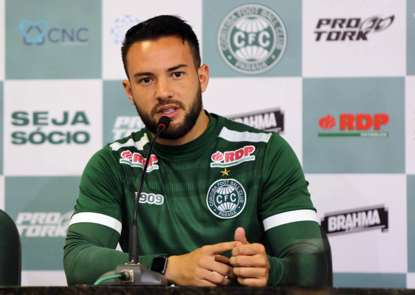 Giovanni: “Seria falta de respeito estar concentrado com a equipe e pensar no Goiás”