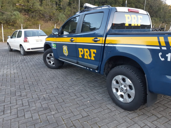 A PRF encaminha o veículo quebrado do homem acusado de estupro