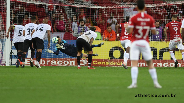 Santos defende o pênalti cobrado por Guerrero