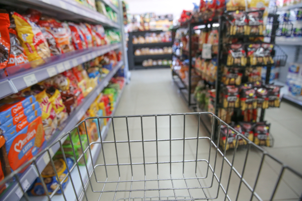 Dinheiro pode ser usado na compra de alimentos e itens de higiene em estabelecimentos cadastrados
