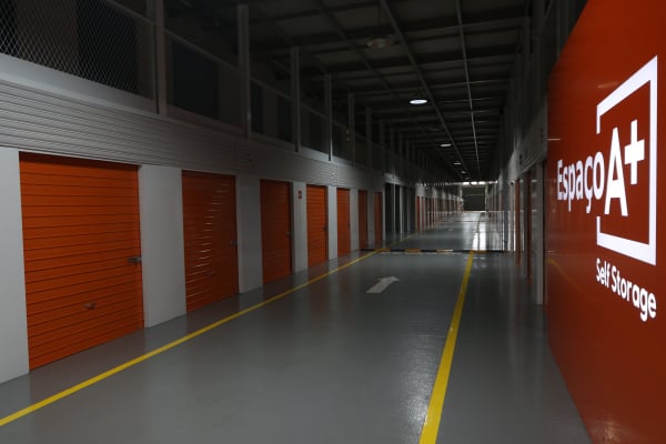 Enquanto a crise não passa, espaço para guardar pertences vira tendência